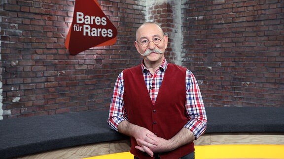 Moderator Horst Lichter steht vor dem Logo der ZDF-Trödelshow «Bares für Rares».