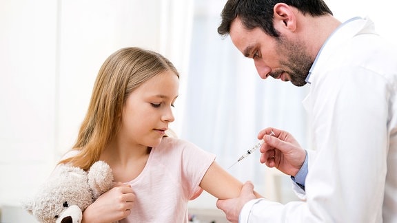 Ein junges Mädchen wird geimpft.