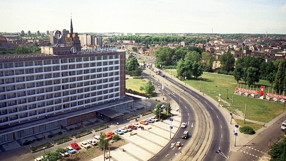 Blick auf das Interhotel Warnow in Rostock.