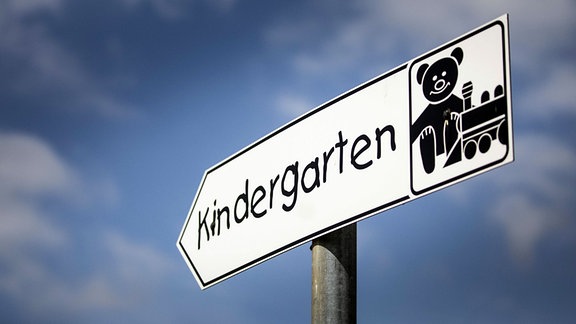 Schild weist zu einem Kindergarten