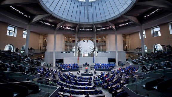 Plenarsaal des Deutschen Bundestages während einer Rede von Bundeskanzlerin Angela Merkel