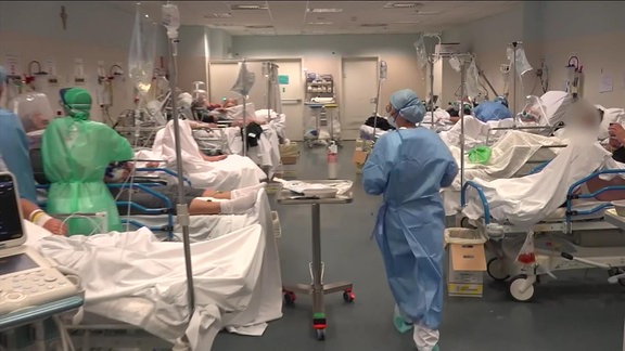 Patientinnen und Patienten werden in einem Krankenhaus versorgt.