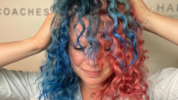Frau mit rot-blauen Haaren