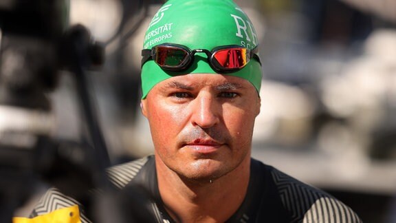 Langstreckenschwimmer Joseph Heß schaut in die Kamera.