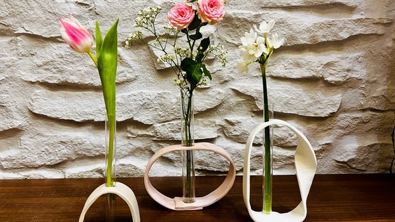 drei Vasen mit Blumen