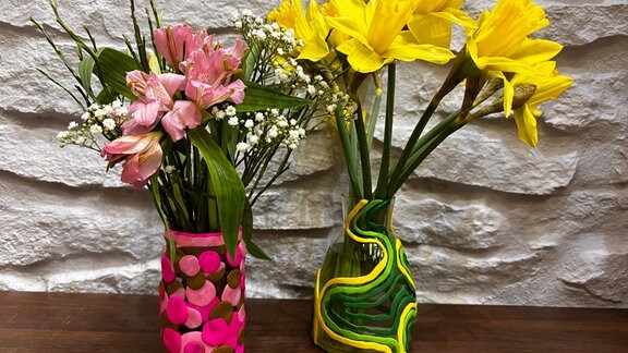 zwei Vasen mit Blumen