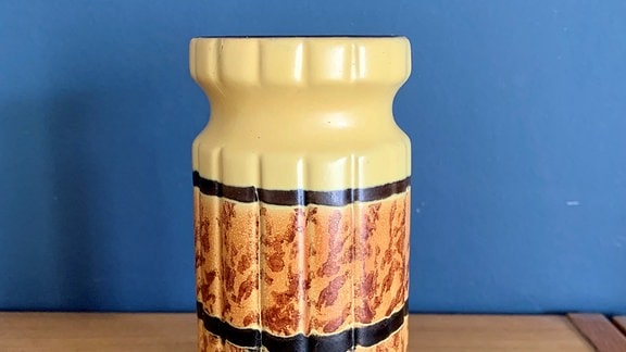 Eine altmodische Vase, angemalt in Erdtönen