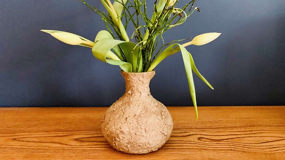 Eine Vase mit Tulpen