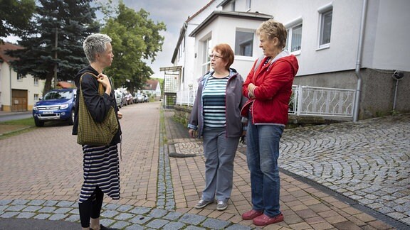 Frauen auf der Straße sind miteinander im Gespräch.