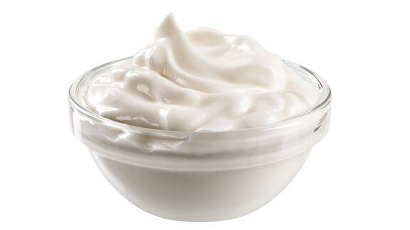 Schälchen mit weißem Joghurt