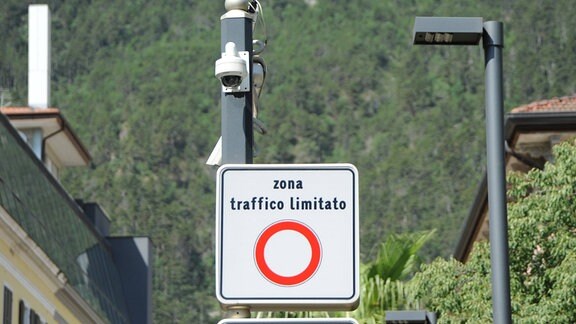Schild mit Aufschrift 'Zona Traffico Limitato' (verkehrsberuhigte Zone)