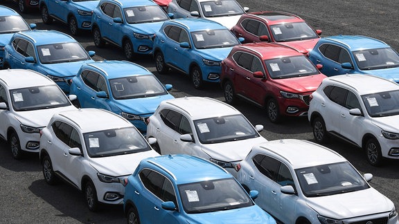 Fahrzeuge stehen auf dem Parkplatz eines Autohauses in der Nähe von Mlada Boleslav in der Tschechischen Republik