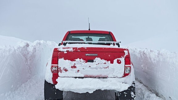 Pickup fährt durch tiefen Schnee.
