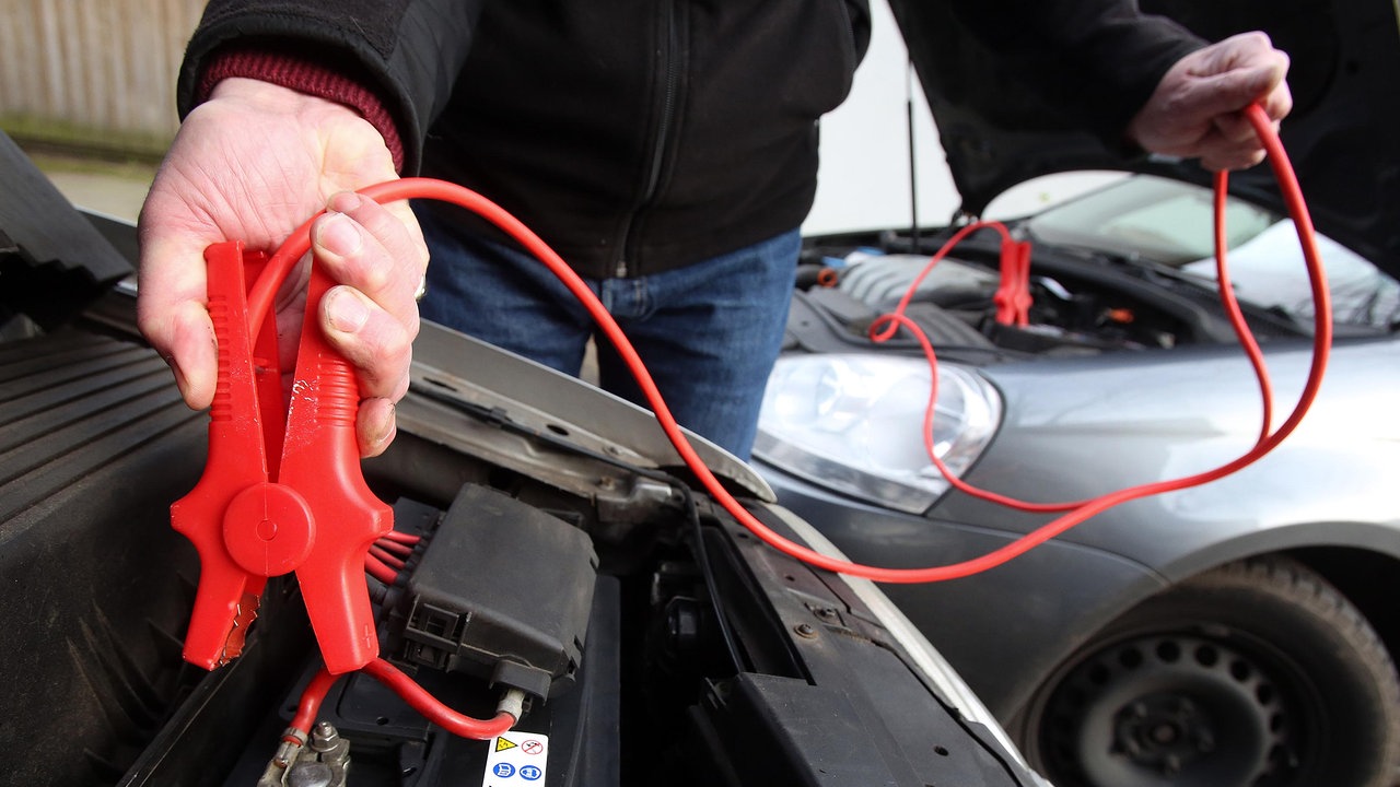 Wenn das Auto nicht anspringt: Tipps für Batterie-Check und Starthilfe