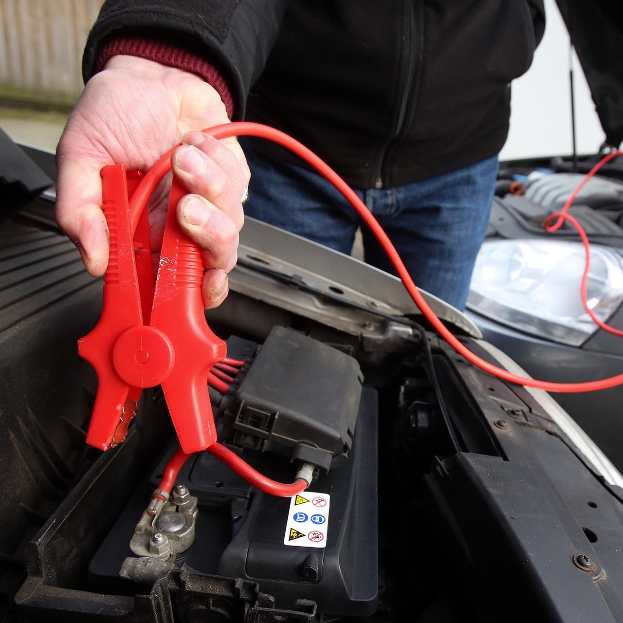 ADAC-Tipps für die richtige Starthilfe - Autobatterie leer? So klappt es  mit der Stromspende