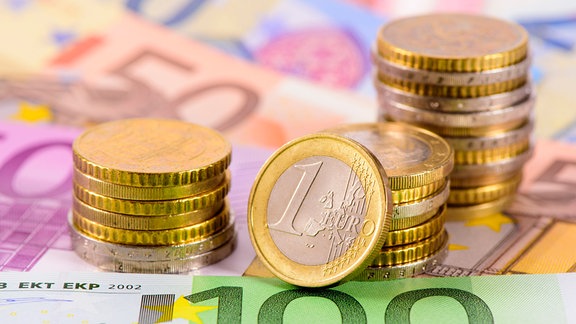 Symbolfoto: Euro-Gelscheine und -Münzen