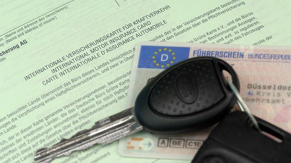 Autoschlüssel auf Führerscheingrüner Versicherungskarte