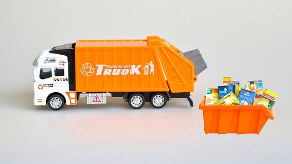 LKW holt Verpackungsmüll ab
