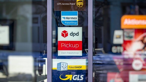 Logos von UPS, Hermes, dpd und GLS an einem Paket-Shop