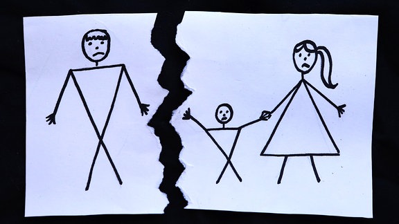 Zerissenes Blatt Papier, auf dem Vater, Mutter und Kind gemalt sind