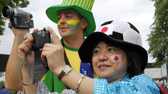 Japanischer und brasilianischer Fan bei Fußball WM der Herren, 2006