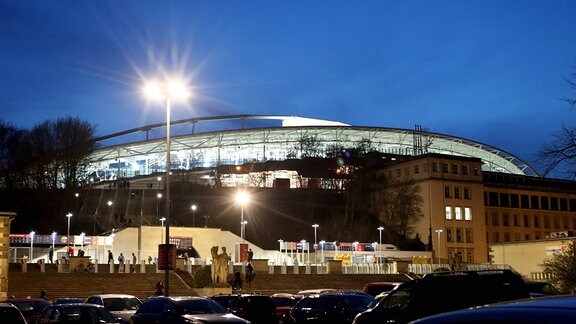 Blick auf die beleuchtete RB Arena mit Hauptgebäude.