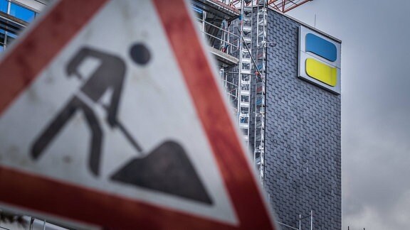 Baustellenschild vor einem Gebäude der Deutschen Rentenversicherung