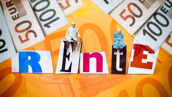Miniaturfiguren auf dem Schriftzug "Rente" mit Geldscheinen