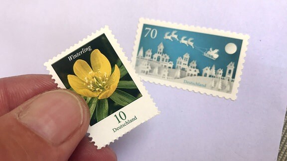 Zu einer 70-Cent-Briefmarke wird eine 10-Cent-Briefmarke geklebt. 