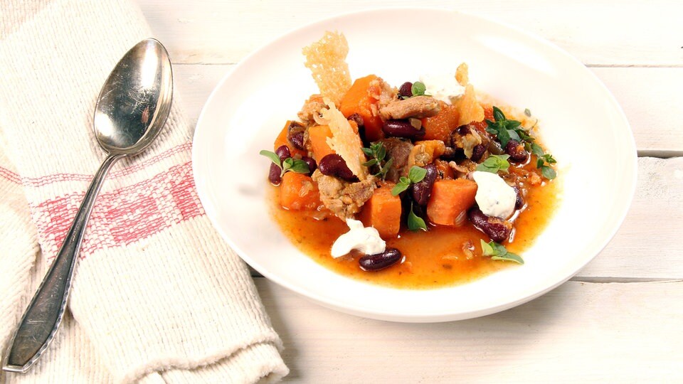 Fixes-Feierabend-Rezept-Blumenkohl-Curry-Carbonara-mit-ganz-viel-Petersilie-und-Salat