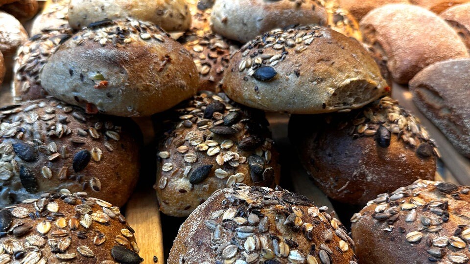 Rezept-vom-Brot-Profi-Bio-Br-tchen-mit-M-hren-und-Saaten