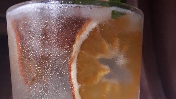 Ein Cocktail mit Orangenscheibe
