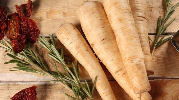 Wurzelgemüse, getrocknete Tomaten und Rosmarin