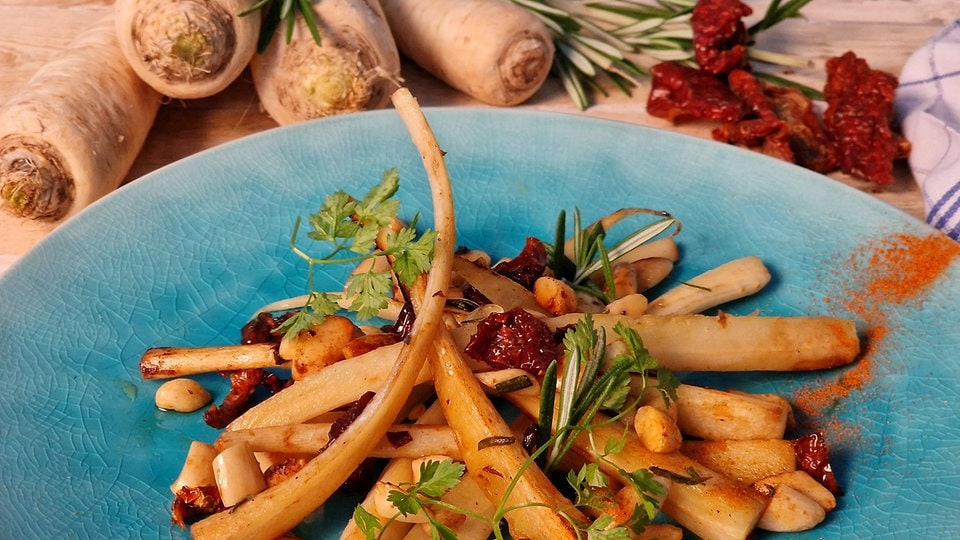Erdige-Rezepte-Kartoffel-Eintopf-und-gebratene-Petersilienwurzel