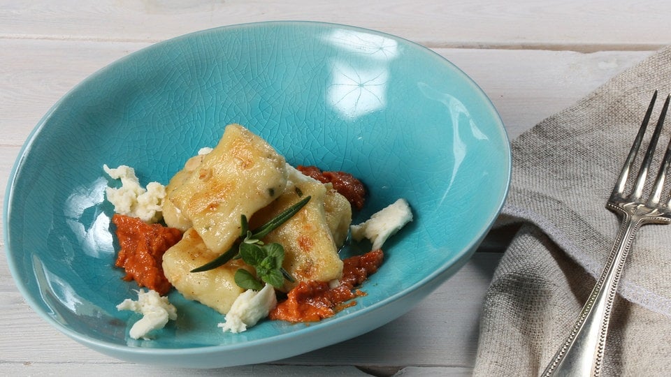 Rezept: Gnocchi selber machen mit rotem Pesto | MDR.DE