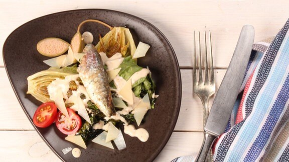 Gegrillte Salatherzen mit Sardinen, Manchego und Parmesan nach einem Rezept von Sterneköchin Lisa Angermann.