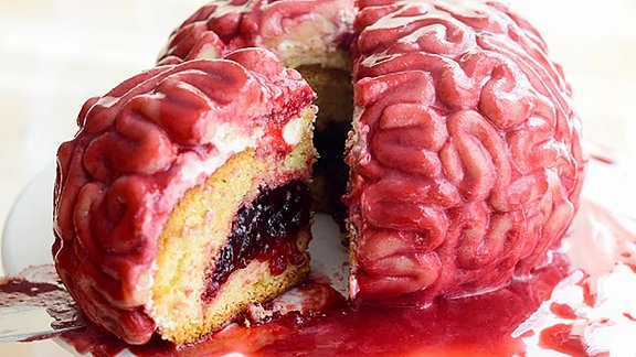 Ein Kuchen, der aussieht wie ein Gehirn, wird aufgeschnitten.