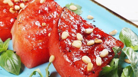 Gegrillte Wassermelone mit Agavensirup und Minze 