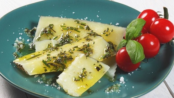 Manchego-Käse mit Rosmarinöl beträufelt