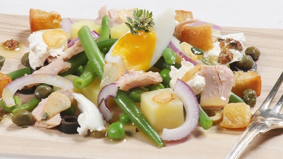 Rustikaler Feinschmecker-Salat mit Bohnen, Erbsen und Burrata