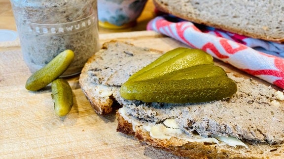 Eine Brotscheibe bestrichen mit Leberwurst. 