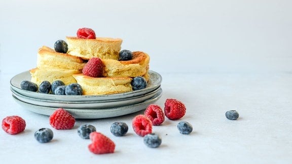 Fertige Pfannkuchen mit Beeren