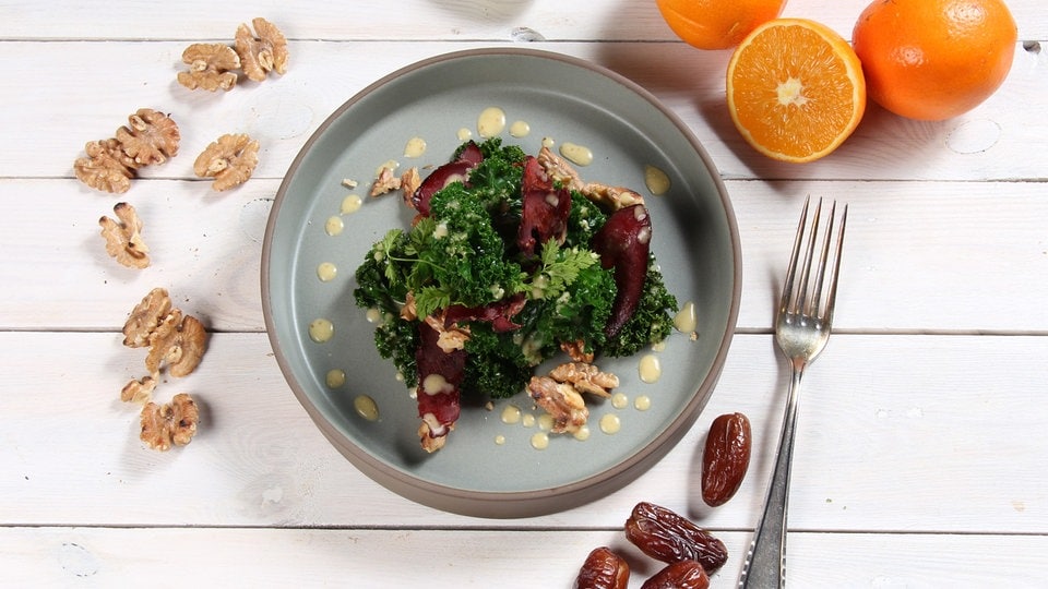 Rezept: Grünkohlsalat mit Wildschinken und Datteln | MDR.DE