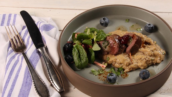 Reh mit Waldpilz-Polenta und Herbstsalat