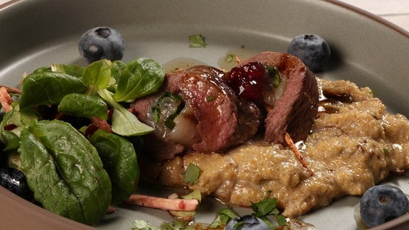 Reh mit Waldpilz-Polenta und Herbstsalat