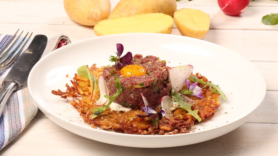 Rezept für Rehtatar mit Kartoffelpuffer, Bärlauch und Blüten MDR.DE