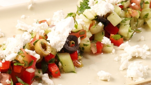 Schopska-Salat mit Büffelkäse und eingelegten Kapernblättern nach einem Rezept von Sterneköchin Lisa Angermann.