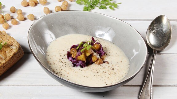 Sauerkrautrahmsuppe mit gerösteten Curry-Kichererbsen und Rotkohl.