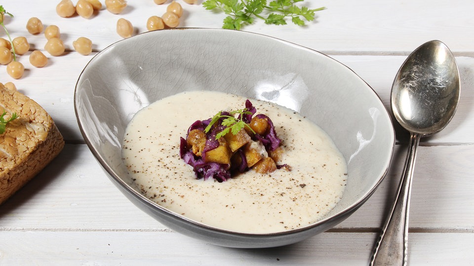 Vegetarisches Rezept für Sauerkrautrahmsuppe mit Curry-Kichererbsen und ...