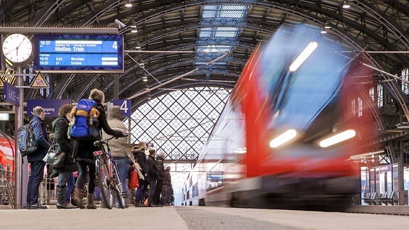 Fahrgäste und S-Bahn am Bahnhof Dresden Neustadt